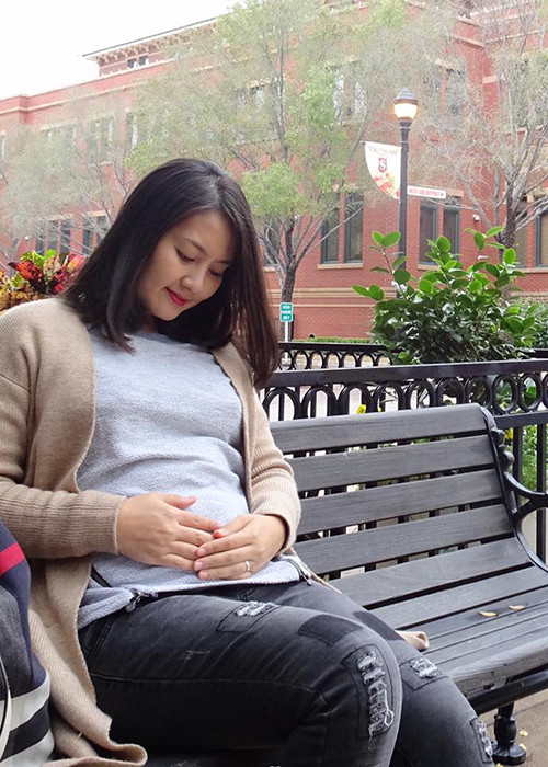 Bà xã nam diễn viên Thanh Bình ôm bụng bầu cưng nựng em bé trong bụng. (Ảnh: Facebook nhân vật)