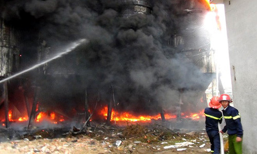 Ngọn lửa bùng phát, lan nhanh khiến công tác chữa cháy gặp nhiều khó khăn. Ảnh: Nguyễn Dương.