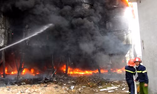 Ngọn lửa bùng phát, lan nhanh khiến công tác chữa cháy gặp nhiều khó khăn. Ảnh: Nguyễn Dương.