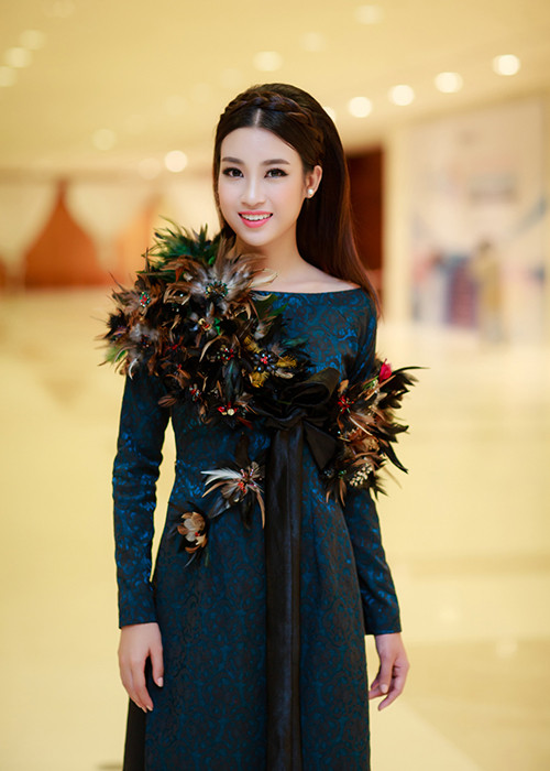 Trước đó, trong đêm khai mạc VIFW 2016, Đỗ Mỹ Linh nổi bật với phong cách vừa quyến rũ vừa cá tính. 