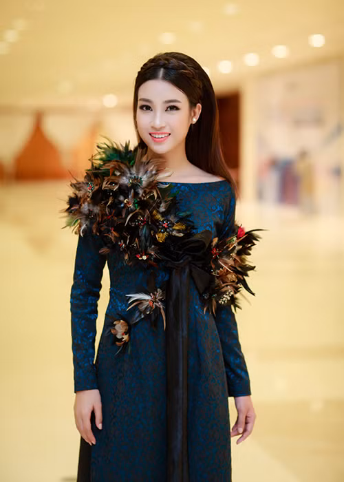 Trước đó, trong đêm khai mạc VIFW 2016, Đỗ Mỹ Linh nổi bật với phong cách vừa quyến rũ vừa cá tính. 