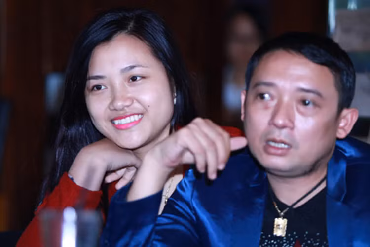 Khi nhiều khán giả mong chờ cái kết có hậu cho chuyện tình của Chiến Thắng thì nam danh hài bất ngờ chia sẻ anh và bạn gái kém 18 tuổi đã chia tay được hơn một tháng vì sự chênh lệch lớn về tuổi tác. (Ảnh: Dân Việt) 