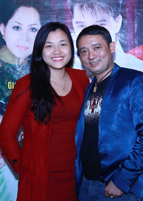 Sau một khoảng thời gian tìm hiểu, Ngọc Ánh chuyển về Vĩnh Phúc sống cùng bạn trai và trở thành người trợ lý giúp anh ghi chép và sắp xếp lịch diễn. (Ảnh: Dân Việt) 