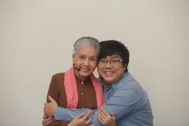 Từng có dịp đứng chung sân khấu với cây đại thụ của sân khấu cải lương, nam diễn viên cảm thấy rất may mắn và biết ơn nữ nghệ sĩ. (Ảnh: Facebook Gia Bảo) 