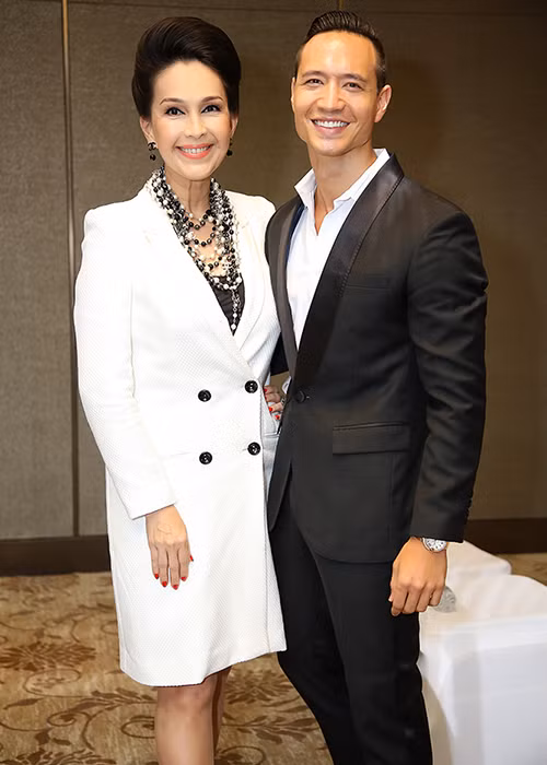 Tham dự buổi showcase phim, Diễm My mặc đầm trắng sang trọng của NTK Đỗ Mạnh Cường và đeo trang sức ngọc trai. 