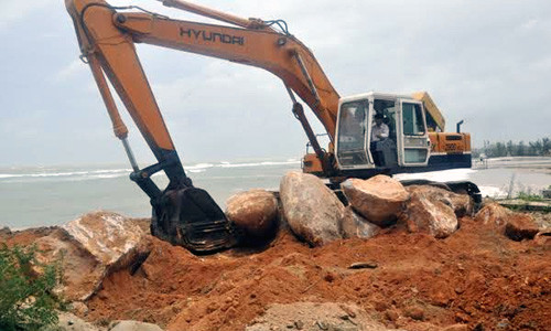 Các đại gia chi tiền tỷ để chở đá tảng về đổ xuống biển cứu tài sản hàng trăm tỷ đồng bên trong bờ, nhưng vẫn không ăn thua.