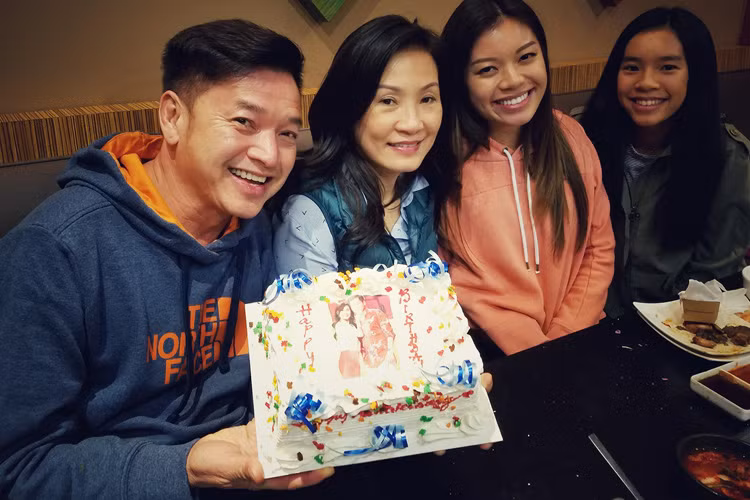 Dù bận rộn với công việc nhưng vợ chồng Quang Minh - Hồng Đào vẫn dành nhiều thời gian chăm sóc, dạy dỗ 2 cô con gái. (Ảnh: Facebook nhân vật)