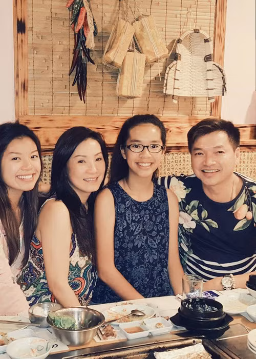 Cặp đôi nghệ sĩ đã có 2 cô con gái: Phương Vân (Vicky) sinh năm 1996 và Minh Châu (Sophia) sinh năm 2002. (Ảnh: Facebook nhân vật)