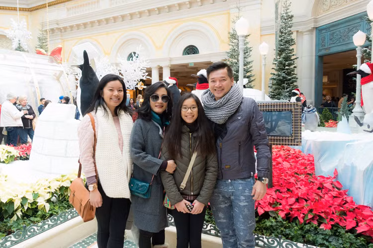 Quang Minh được biết đến là một người bố rất tình cảm và thương con. Anh cũng là người thường xuyên chăm sóc hai con gái.