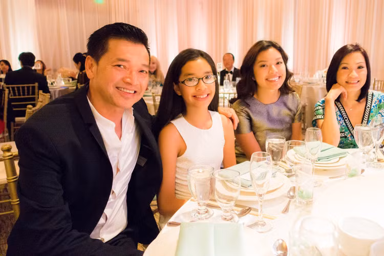 Khi con gái lớn đi học đại học xa nhà, ông xã Hồng Đào thậm chí khóc nhiều hơn cả vợ. (Ảnh: Facebook nhân vật)