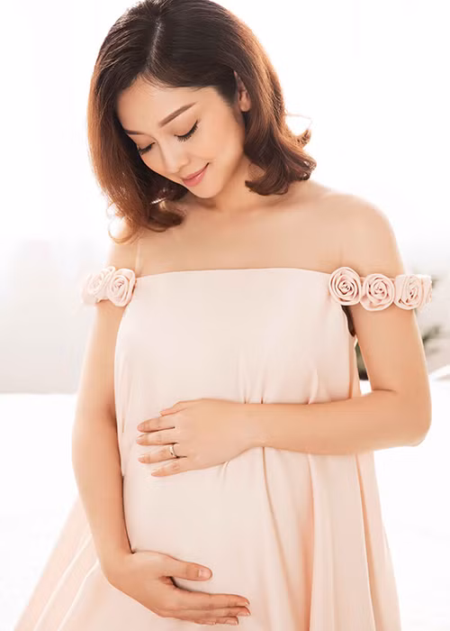 Thời gian đầu mang bầu, Jennifer Phạm bị ốm nghén nên cô ngừng mọi hoạt động để ở nhà nghỉ ngơi. Người đẹp cũng được ông xã chăm sóc chu đáo. (Ảnh: Tiên Nguyễn)