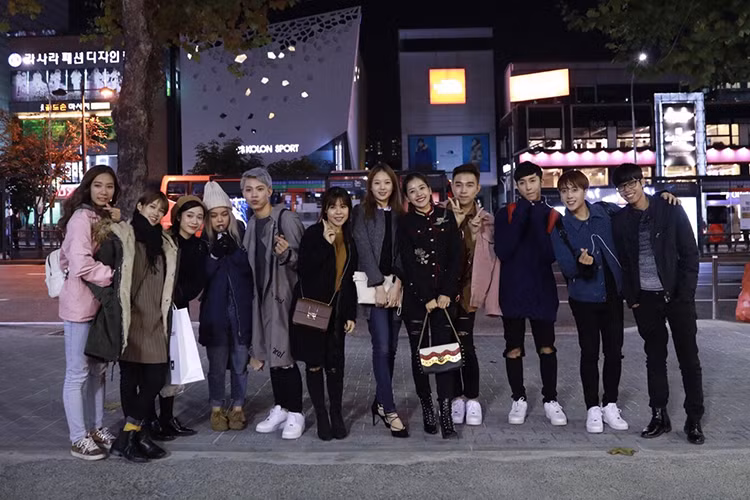 Tình cờ gặp nhau, Chi Pu và Monstar cũng tranh thủ chụp hình kỷ niệm, ăn tối và dạo phố cùng nhau.