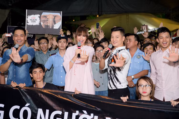 Ở phần cuối chương trình, Đức Tuấn cùng Hoa hậu Phạm Hương, MC Phan Anh, ca sĩ Trọng Hiếu đã hô vang khẩu hiệu “Không có người mua, không còn kẻ giết”. (Ảnh: Mr AT) 