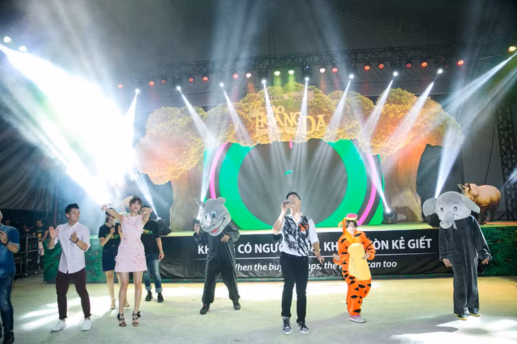 Ngoài tham gia màn flashmob, ca sĩ Đức Tuấn còn gửi đến khán giả các ca khúc tủ của mình: “Ngày xưa hoàng thị” và “Mỗi ngày tôi chọn một niềm vui”. (Ảnh: Minh Toàn) 