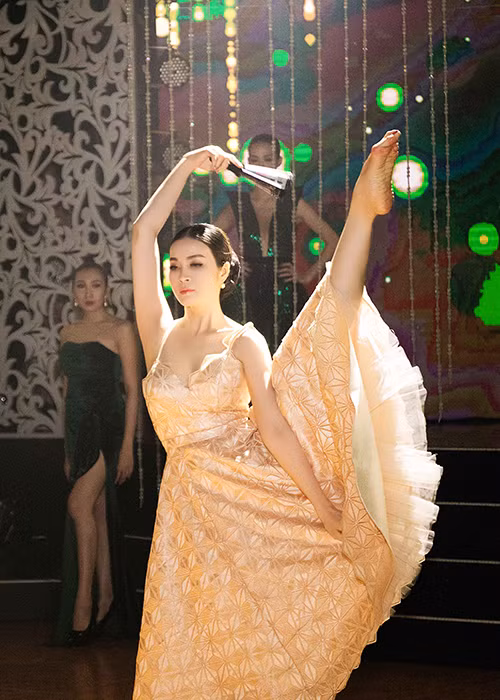 Màn múa quạt solo điêu luyện của Thanh Mai trong chương trình cũng gây được ấn tượng. 