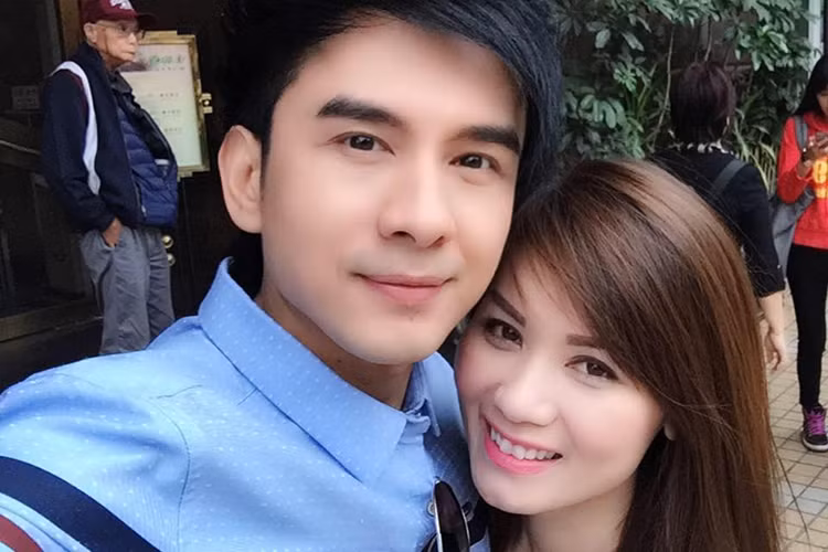 Thủy Tiên khoe vẻ rạng rỡ bên ông xã vốn sở hữu nhan sắc không tuổi. (Ảnh: Facebook Thủy Tiên)