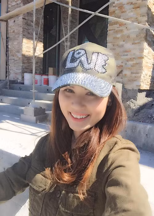 Ngày càng trẻ đẹp, bà xã Đan Trường nhận được nhiều lời khen ngợi về nhan sắc từ người hâm mộ của chồng. (Ảnh: Facebook Thủy Tiên)