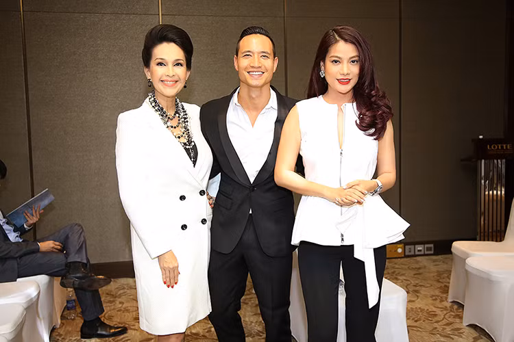 “Nữ hoàng ảnh lịch” rạng rỡ bên Kim Lý - nam diễn viên chính của phim “Vệ sĩ Sài Gòn” và Trương Ngọc Ánh. 