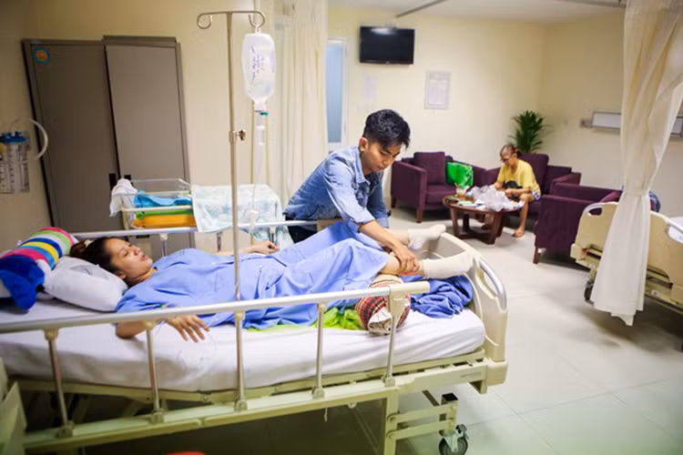 Khi Khánh Thi lâm bồn, vũ công Phan Hiển luôn túc trực ở bệnh viện để chăm sóc cô và con trai. (Ảnh: Zing)