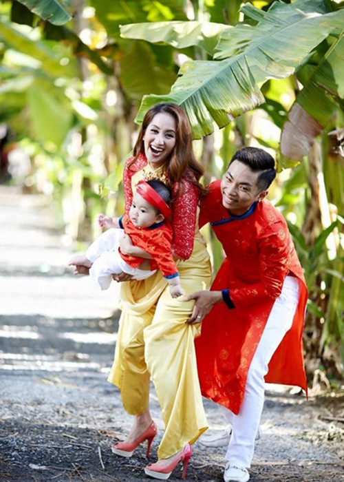 Những cử chỉ chăm sóc, quan tâm của Phan Hiển dành cho bà xã nhận được nhiều lời khen ngợi từ cư dân mạng. (Ảnh: Phununews)