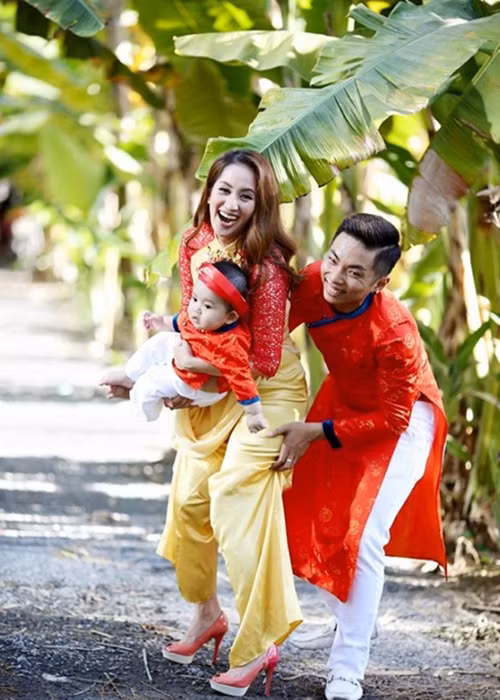 Những cử chỉ chăm sóc, quan tâm của Phan Hiển dành cho bà xã nhận được nhiều lời khen ngợi từ cư dân mạng. (Ảnh: Phununews)