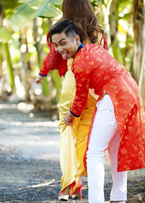 Thậm chí, Phan Hiển còn cẩn thận vén quần cho Khánh Thi để khỏi lấm bẩn và tiện di chuyển. (Ảnh: Phununews)