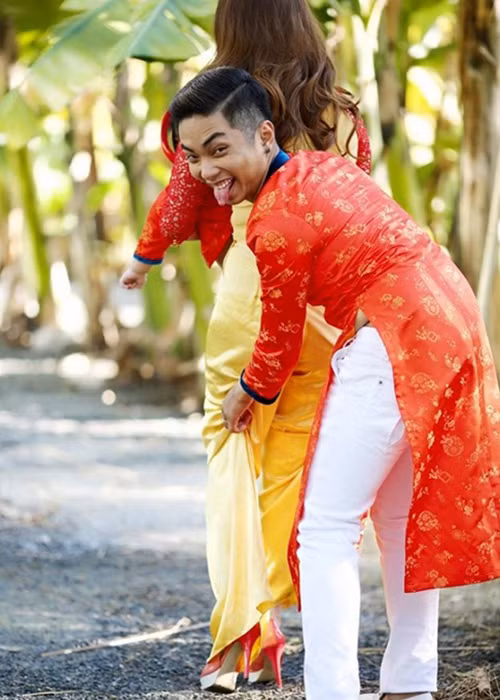 Thậm chí, Phan Hiển còn cẩn thận vén quần cho Khánh Thi để khỏi lấm bẩn và tiện di chuyển. (Ảnh: Phununews)