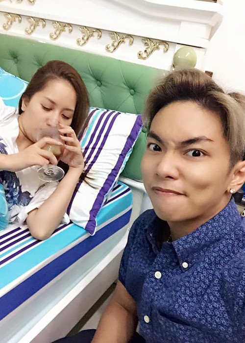 Khi Khánh Thi bị ốm, nam vũ công 9x mang đồ uống đến tận giường cho cô. (Ảnh: Facebook Phan Hiển)