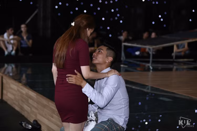 Lúc nghỉ ngơi, nam vũ công sinh năm 1993 còn ân cần trò chuyện với bà xã để giúp cô giải tỏa căng thẳng. (Ảnh: Kul News)