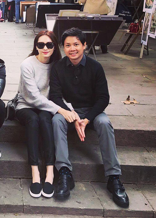 Đôi trai tài gái sắc của showbiz Việt quấn quýt không rời khi cùng nhau đi dạo phố. (Ảnh: Facebook bạn Hoa hậu Đặng Thu Thảo) 