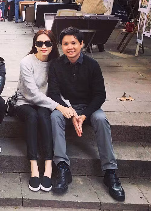 Đôi trai tài gái sắc của showbiz Việt quấn quýt không rời khi cùng nhau đi dạo phố. (Ảnh: Facebook bạn Hoa hậu Đặng Thu Thảo) 