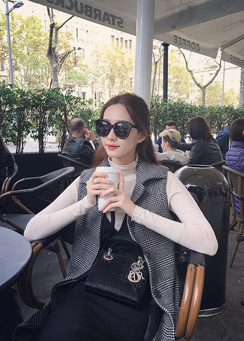 Không váy áo cầu kỳ hay trang điểm kỹ lưỡng, Hoa hậu Việt Nam 2012 vẫn đẹp hút hồn. (Ảnh: Instagram nhân vật) 