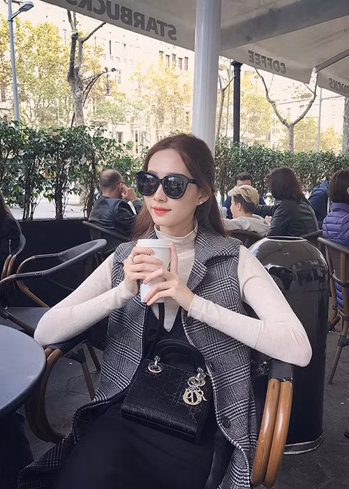 Không váy áo cầu kỳ hay trang điểm kỹ lưỡng, Hoa hậu Việt Nam 2012 vẫn đẹp hút hồn. (Ảnh: Instagram nhân vật) 