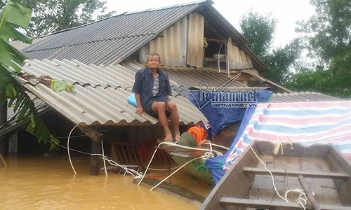 Người dân xã Hương Thủy phải leo nóc nhà tránh lũ.