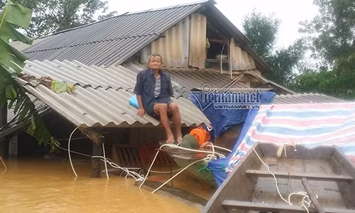 Người dân xã Hương Thủy phải leo nóc nhà tránh lũ.