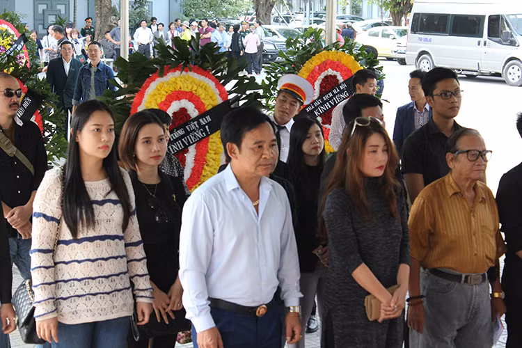 Nghệ sĩ Nam Cường (áo nâu) cùng Quang Tèo (áo trắng) đến viếng gương mặt quen thuộc của chương trình “Gặp nhau cuối tuần”.