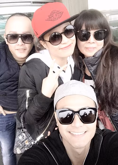 Ngoài ra, khoảnh khắc Hoàng Thùy Linh và Vĩnh Thụy bên nhau cũng được ghi lại. (Ảnh: Saostar) 