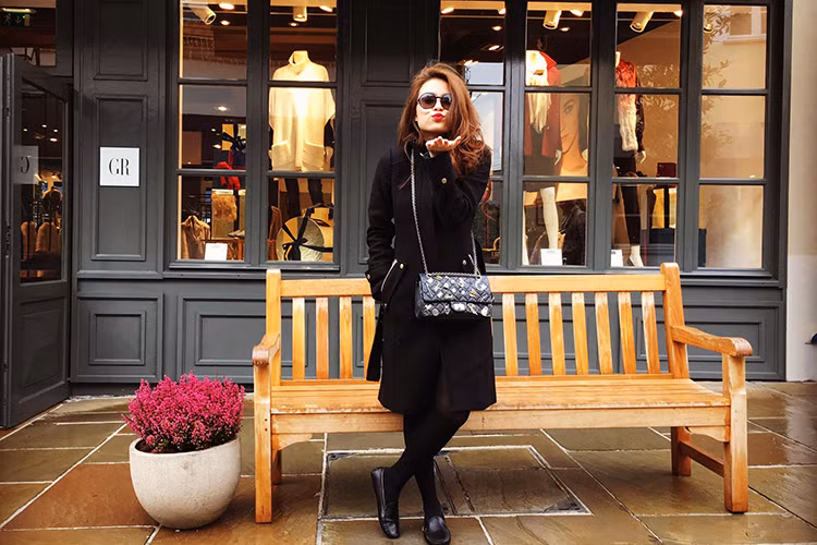 Hoang Thuy Linh Vinh Thuy hen ho o chau Au