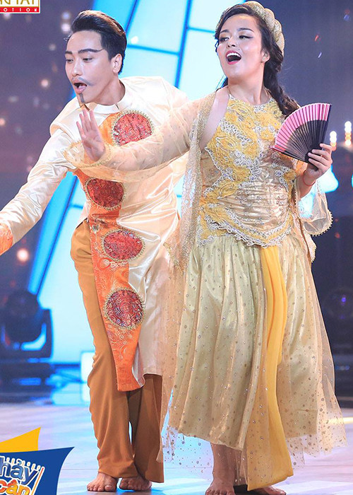 Trong tập 8 Bước nhảy ngàn cân 2016, Tố Tố được đánh giá cao bởi động tác bưng bê vô cùng nguy hiểm. (Ảnh: Fanpage Bước nhảy ngàn cân)