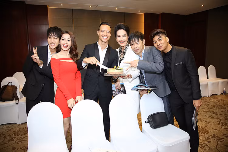 Bộ phim “Vệ sĩ Sài Gòn” dự kiến khởi chiếu ngày 16/12/2016 tại các rạp trên toàn quốc.