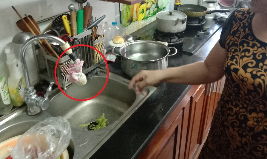 Ha Noi: Dan phat khiep khi song chung duong nuoc day giun san