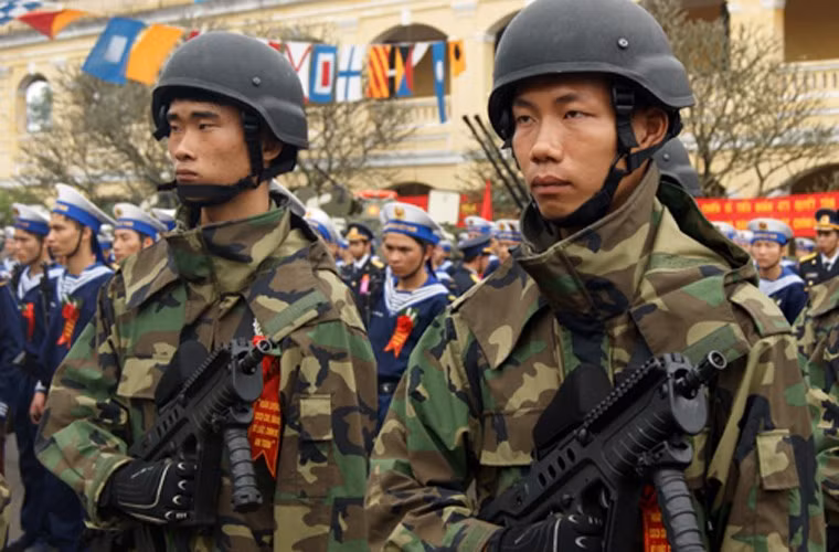 Trong khi đó, Hải quân đánh bộ Việt Nam sử dụng hai phiên bản TAR-21 gồm: GTAR-21 (phiên bản có gắn súng phóng lựu) và CTAR-21 (Phiên bản nòng ngắn).