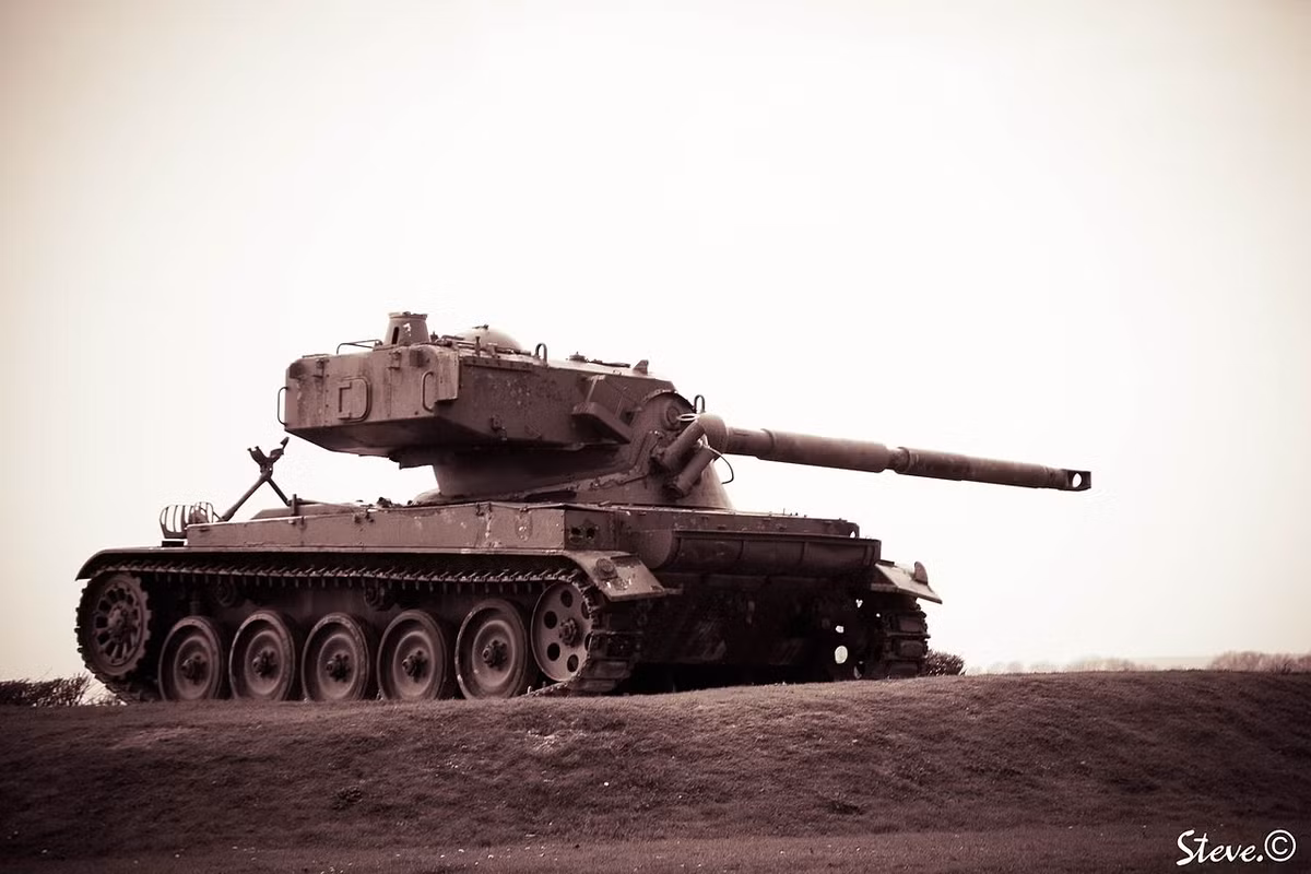 Lịch sử quân sự của Pháp gần đây khá u ám, họ đã tham gia vào các cuộc chiến ở Việt Nam, Tunisia và Algeria trong khoảng từ 1954-1962. Từ đó Pháp đã không tham gia vào các cuộc chiến lớn trên thế giới, nhưng có gửi quân đến Afghanistan. Pháp cũng được coi là một quốc gia sản xuất và xuất khẩu vũ khí đáng trể trên thế giới. Nguồn ảnh: Wikipedia