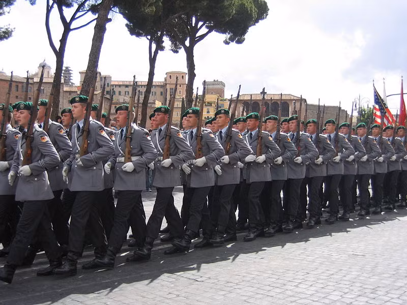 Khi nói đến quân đội Đức, đến ngay lập tức người ta sẽ nghĩ ngay đến những điểm nổi bật của quân đội dưới chế độ của Adolf Hitler, nhưng kể từ khi chiến tranh chấm dứt, nước Đức đã thay đổi kể từ đó. Các chuyên gia quân sự cho biết rằng, hiện nay quân đội Đức là một trong những quân đội thiếu kinh nghiệm trầm trọng, tuy nhiên, nước này đang có kế hoạch gia tăng sức mạnh quân sự và có nhiều sự thay đổi nhân sự trong các lực lượng vũ trang. Nguồn ảnh: Wikipedia