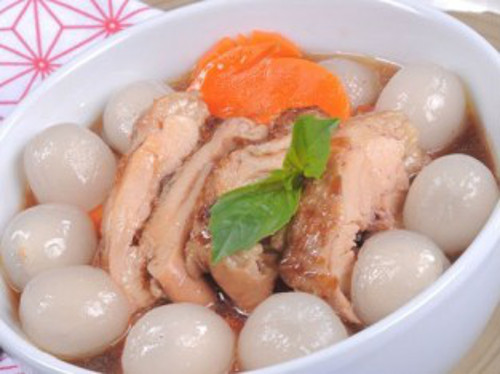 Kế đến phi thơm hành tỏi rồi cho gà vào xào sơ. Đổ nước lọc vàò đun sôi. Thêm cho chôm chôm vào đun chín tới. Cho một ít bột mì vào nồi cho nước sệt lại, nêm nêm gia vị vừa ăn và tắt bếp. Món ăn có thể dùng nóng với cơm hoặc bánh mỳ. Ảnh: giadinh