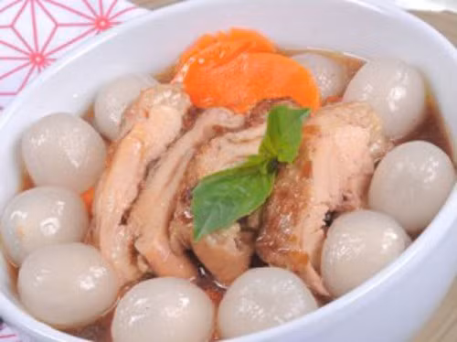 Kế đến phi thơm hành tỏi rồi cho gà vào xào sơ. Đổ nước lọc vàò đun sôi. Thêm cho chôm chôm vào đun chín tới. Cho một ít bột mì vào nồi cho nước sệt lại, nêm nêm gia vị vừa ăn và tắt bếp. Món ăn có thể dùng nóng với cơm hoặc bánh mỳ. Ảnh: giadinh