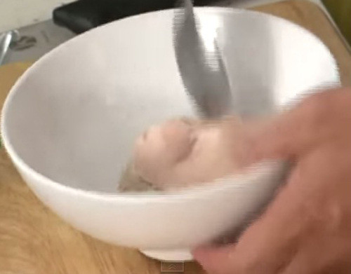 Táo tàu tiềm chôm chôm là món ăn dễ làm lại không sợ nóng. Táo tàu rửa sạch cho vào nấu chín mềm. Chôm chôm bỏ vỏ, hạt, lấy cùi. Để nhân dai hơn, trộn đều giò sống với chút muối, tiêu, bột ngọt trước khi trộn với các nguyên liệu khác. Kế đến cho thịt xay, cà rốt băm, hành lá, rau mùi vào trộn đều. Ảnh: youtube