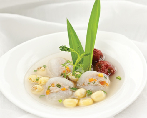 Táo tàu gần nở thì cho lá dứa vào. Đây là bí quyết giúp nước dùng thơm và có vị ngọt thanh. Nhồi hỗn hợp thịt vào chôm chôm. Cho hạt sen tươi đã luộc và chôm chôm nhồi thịt vào nồi nước dùng. Chôm chôm nổi lên là đã chín. Nêm gia vị vừa ăn rồi múc canh ra tô. Ảnh: monngonmoingay