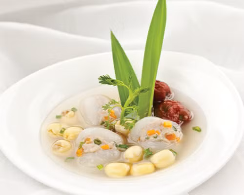 Táo tàu gần nở thì cho lá dứa vào. Đây là bí quyết giúp nước dùng thơm và có vị ngọt thanh. Nhồi hỗn hợp thịt vào chôm chôm. Cho hạt sen tươi đã luộc và chôm chôm nhồi thịt vào nồi nước dùng. Chôm chôm nổi lên là đã chín. Nêm gia vị vừa ăn rồi múc canh ra tô. Ảnh: monngonmoingay