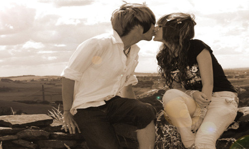 Bệnh viêm màng não. Đây là loại bệnh đe dọa tính mạng con người. Nghiên cứu cho thấy, hôn sâu là một trong những yếu tố gây nguy cơ. Do một số dạng viêm màng não do vi trùng thì lây. Vi trùng có thể chủ yếu lây từ người này sang người khác qua sự tống xuất của dịch họng và dịch hô hấp.